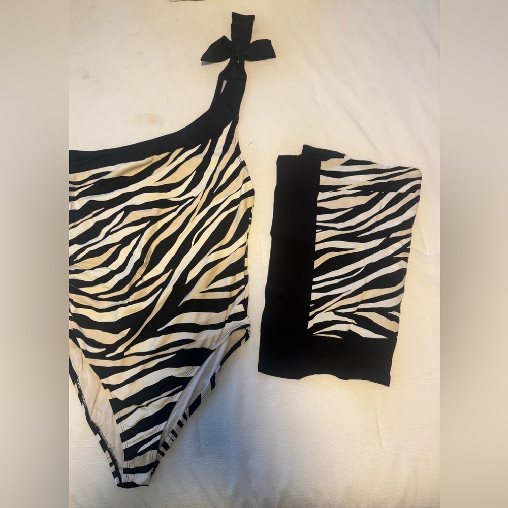 La Blanca Cream and Black Swimsuit size 12